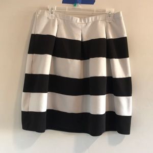 Black and white skirt🤍